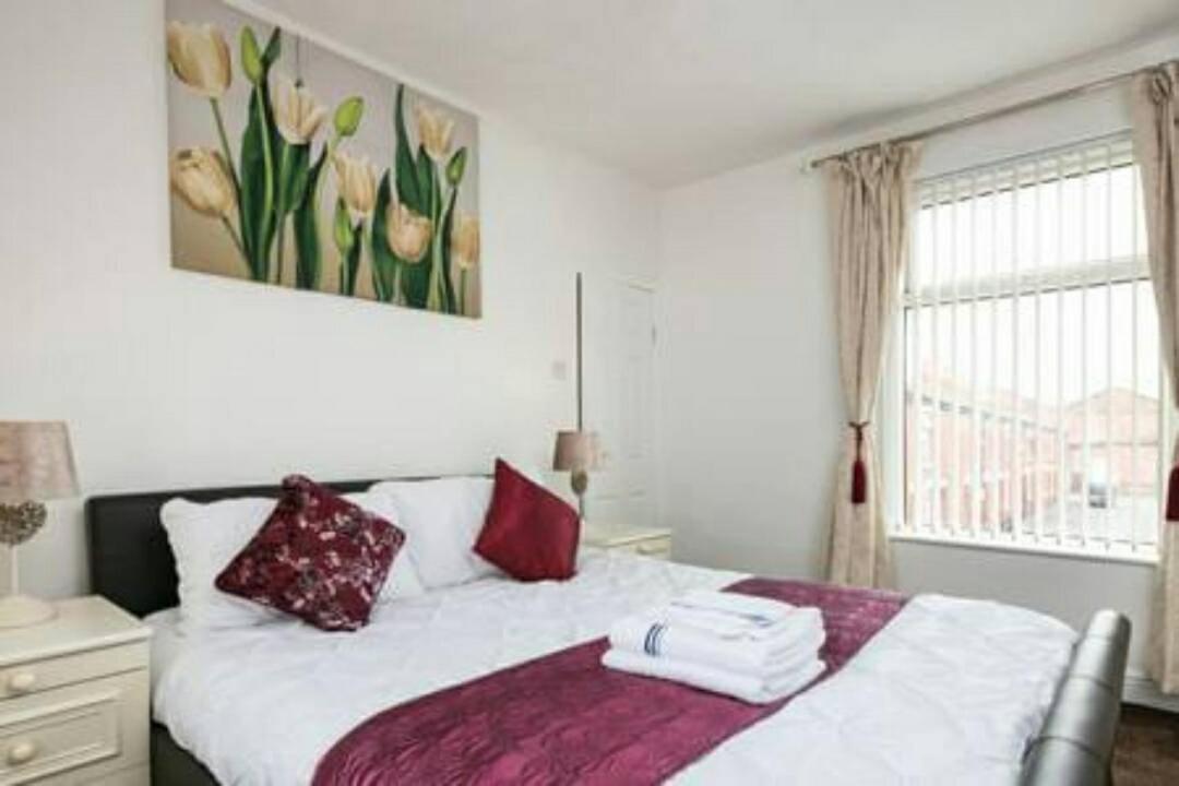 Brigstock Holidays House Manchester Exteriör bild